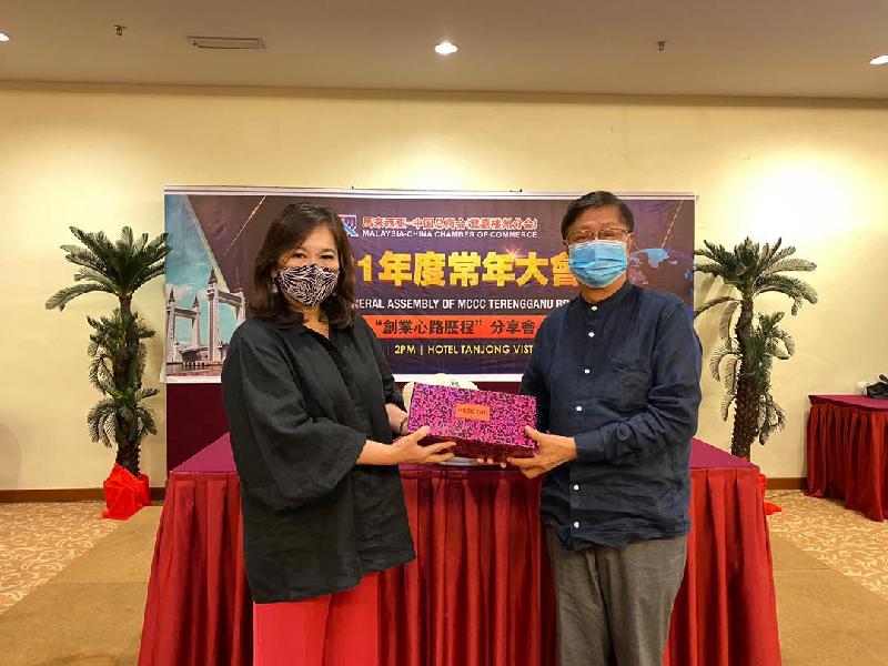 施明玉（左）赠送纪念品给分享创业心路历程的副总会长王天然。